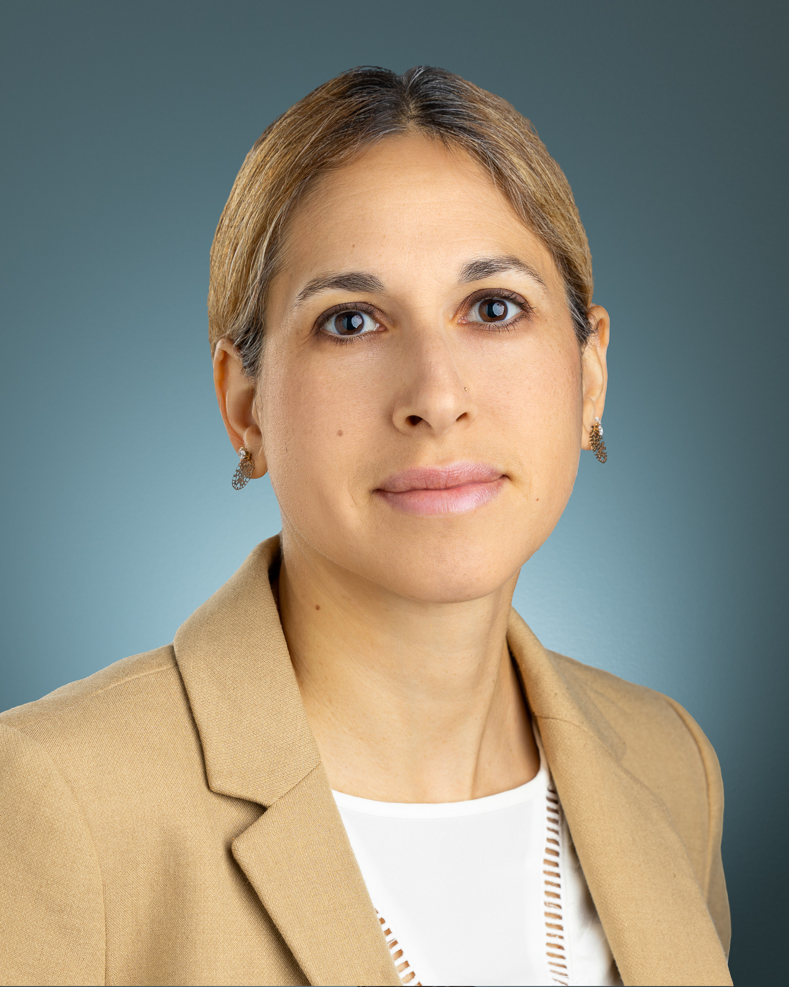 Dina Uzri headshot
