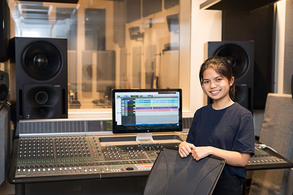 2018-09-14_Yiting_Zhang_023 student working in recording studio