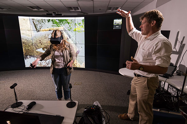 2018-09-24_Michael_Jarvis_419 professor and student working on digital model of archaeology site