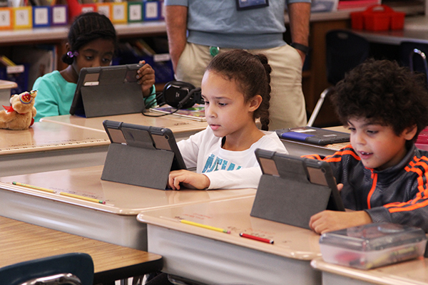 IMG_9507 students using ipads in classroom